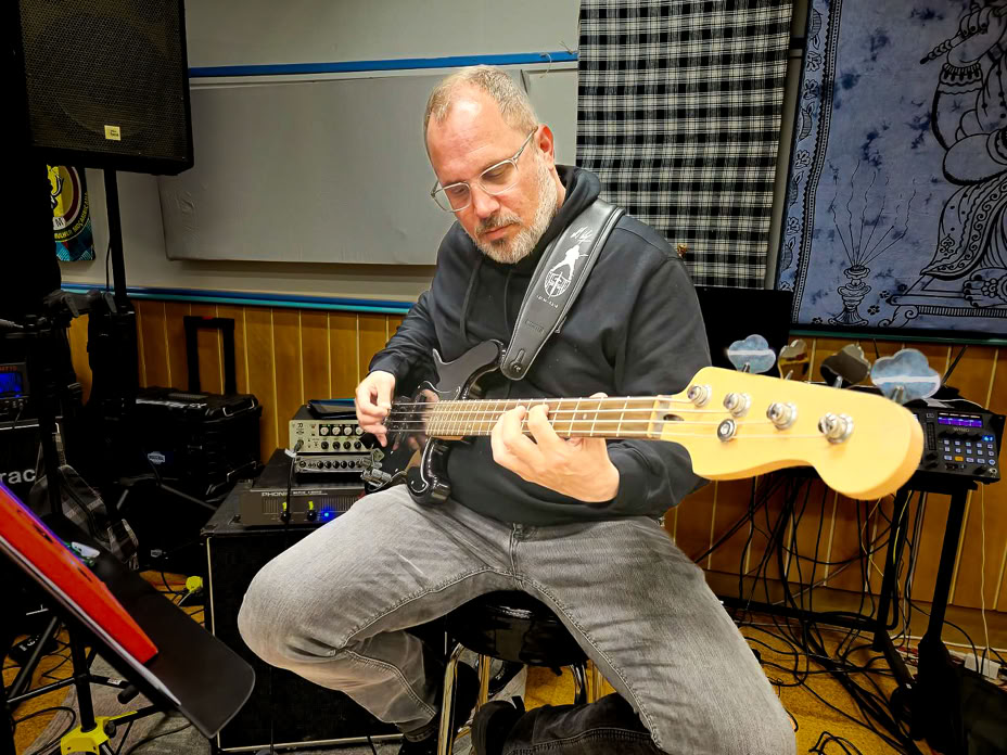 Bassist Martin Pavlas bXt-Coverband